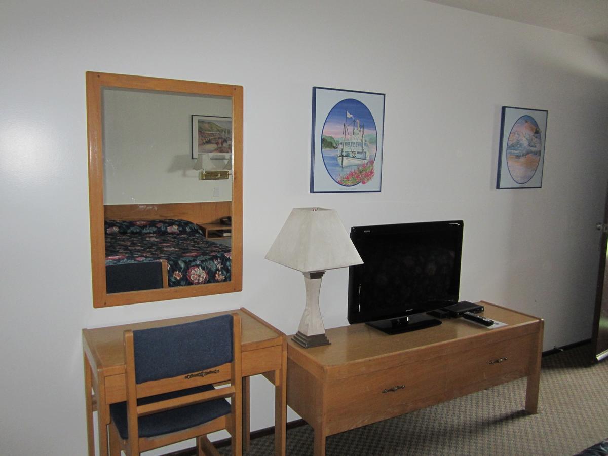 Airport Chalet Whitehorse Exterior photo