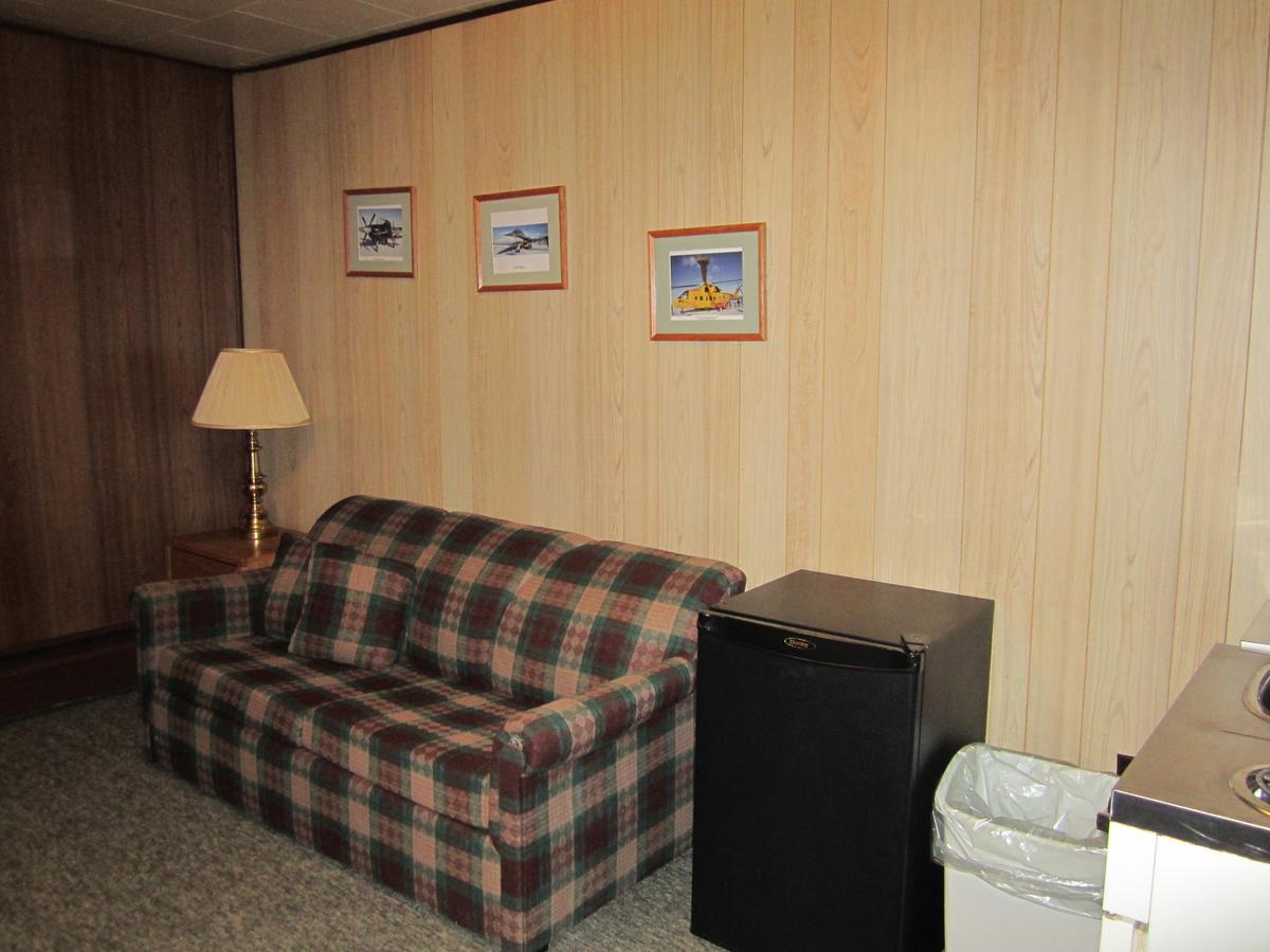 Airport Chalet Whitehorse Exterior photo