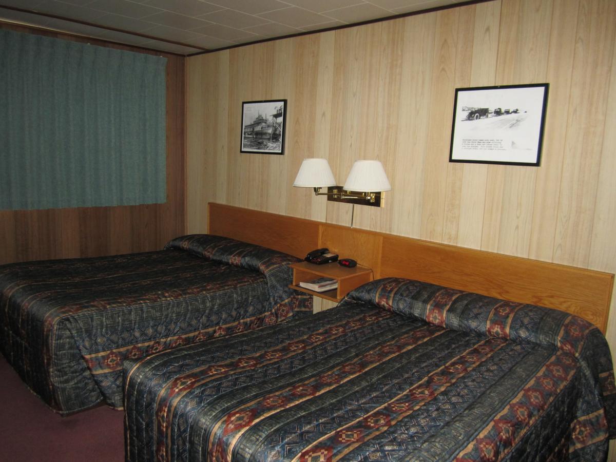 Airport Chalet Whitehorse Exterior photo