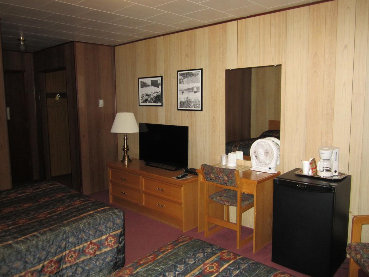Airport Chalet Whitehorse Exterior photo