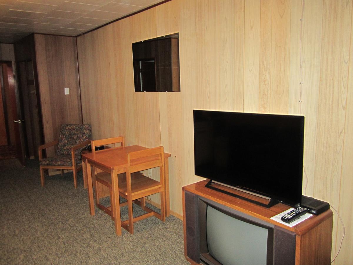 Airport Chalet Whitehorse Exterior photo