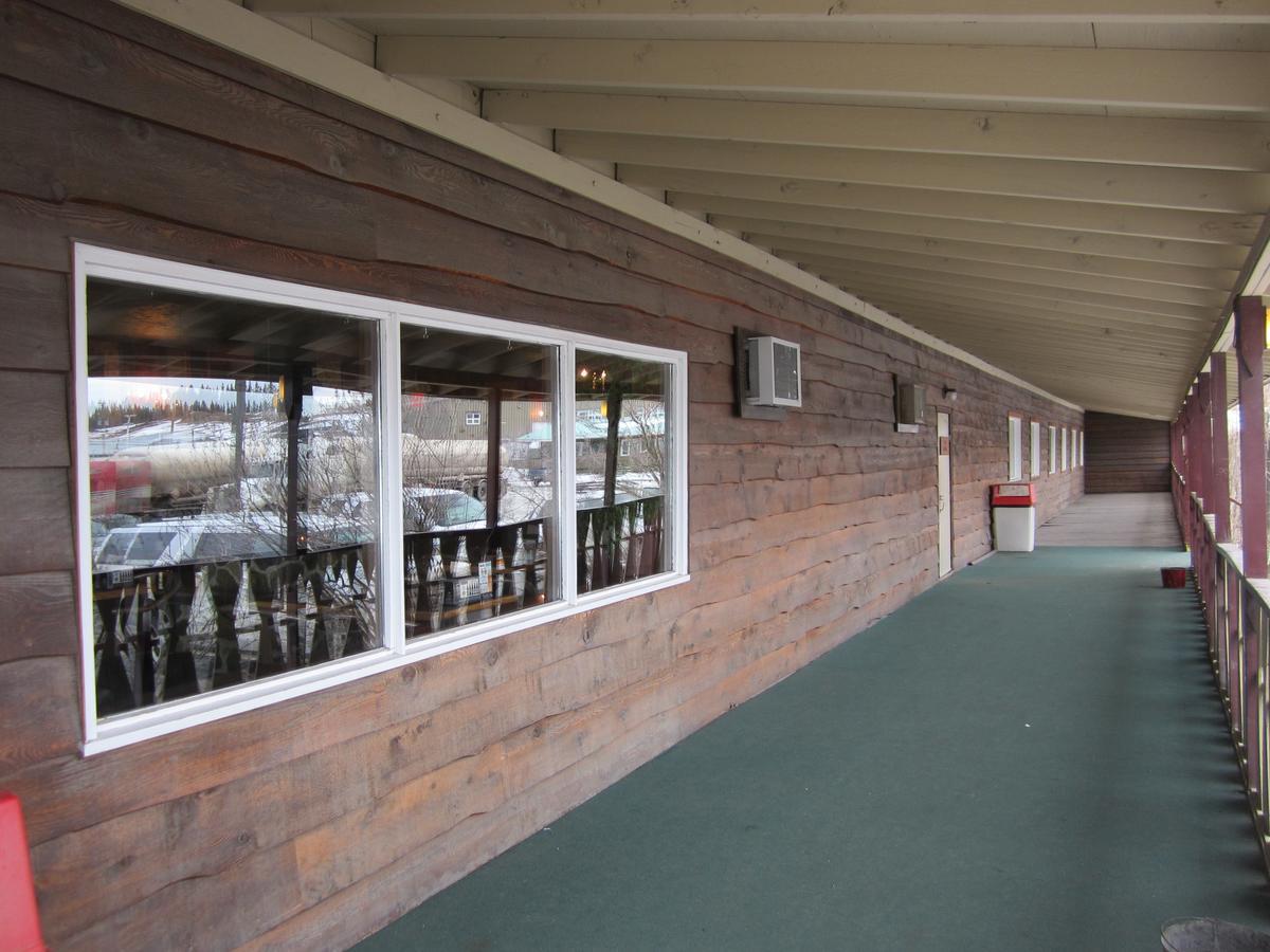 Airport Chalet Whitehorse Exterior photo